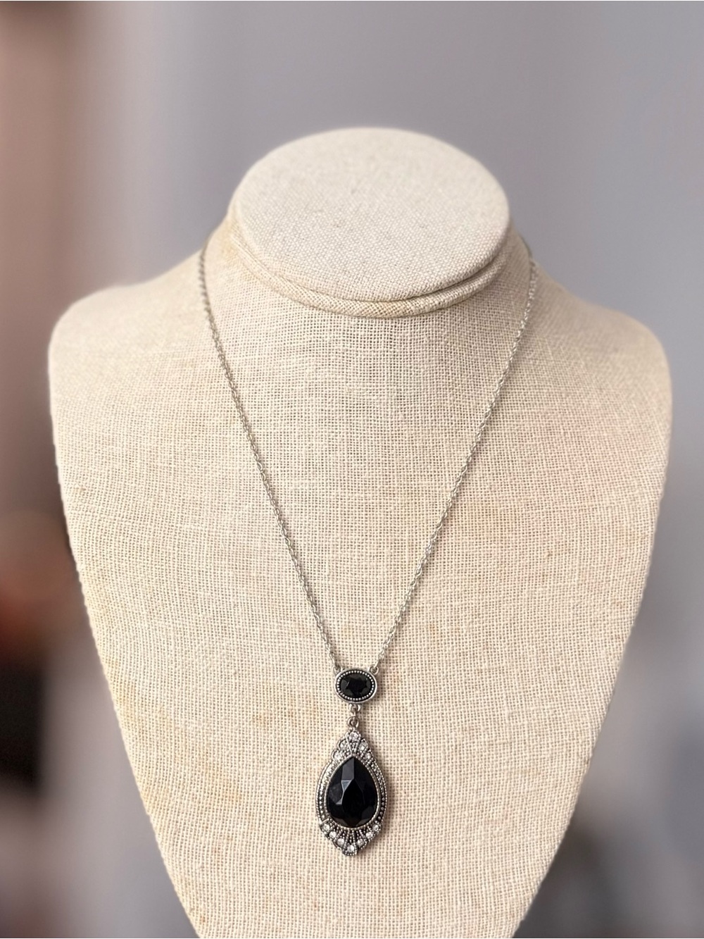 ✔NRT Black Faceted Teardrop Pendant Silver Tone Necklace